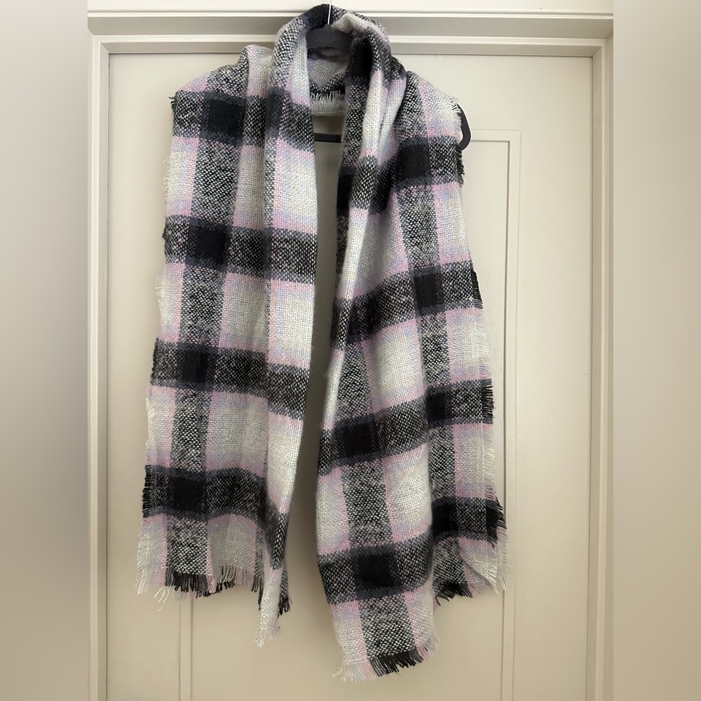 Universal Thread Plaid Scarf in Black, White, and Pink-NWOT